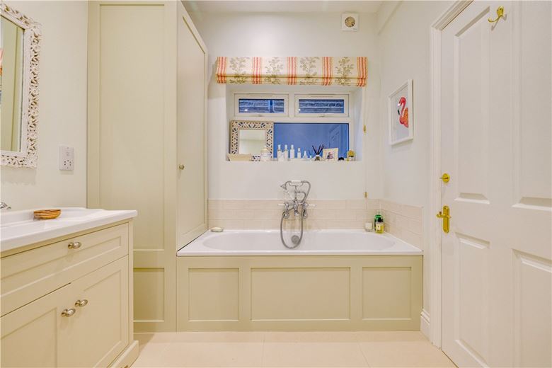 2 bedroom flat, Birdhurst Road, London SW18 - Available