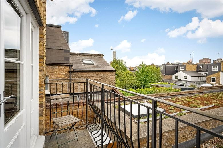 3 bedroom maisonette, Fullerton Road, London SW18 - Available