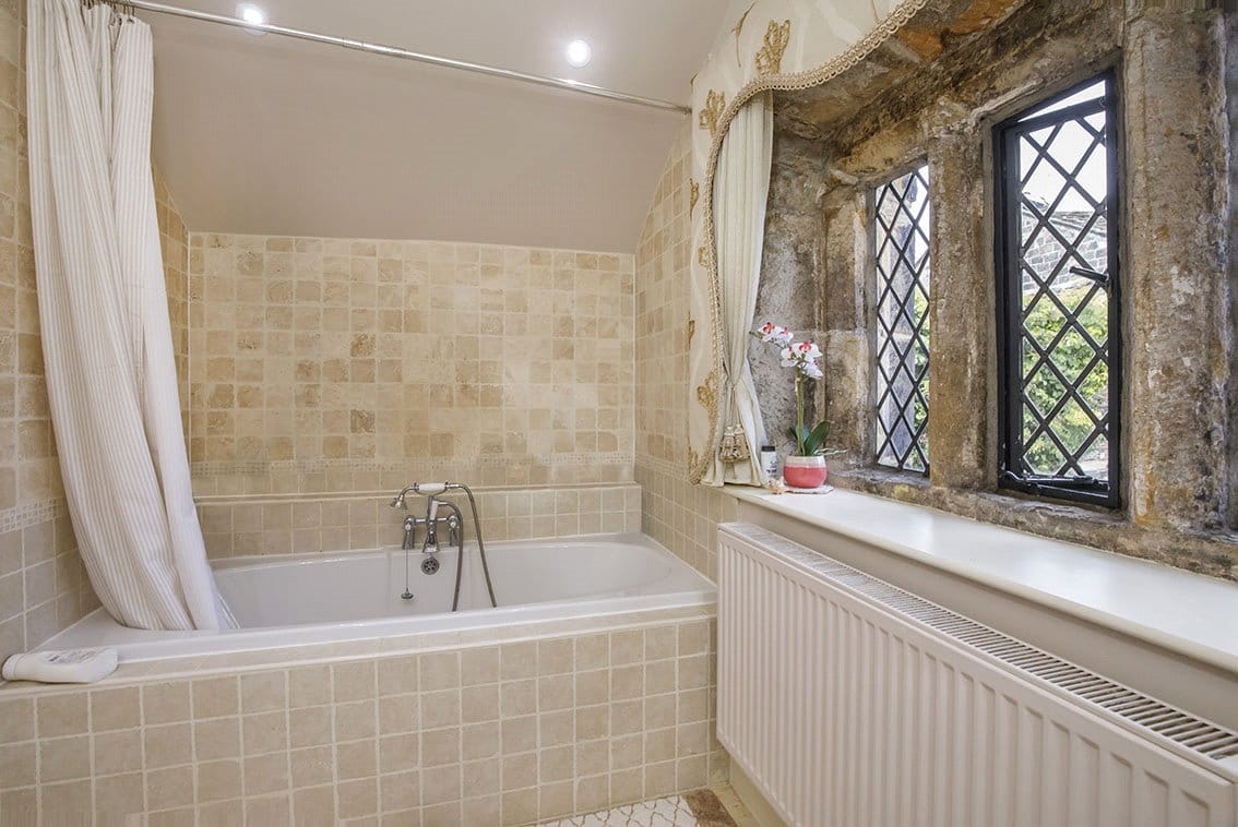 6 bedroom house, Royds Hall, Royds Hall Lane BD12 - Available