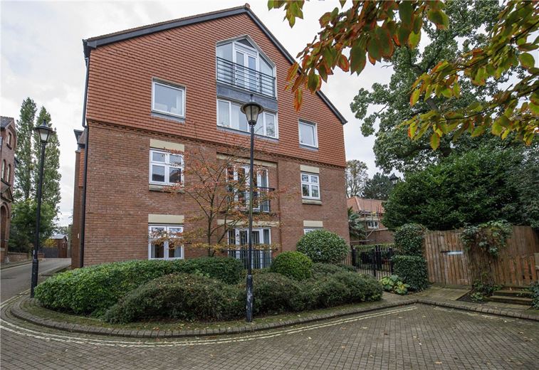 3 bedroom flat, The Avenue, York YO30 - Available