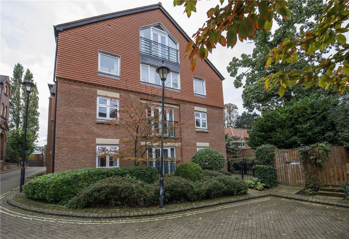 3 bedroom flat, The Avenue, York YO30 - Available
