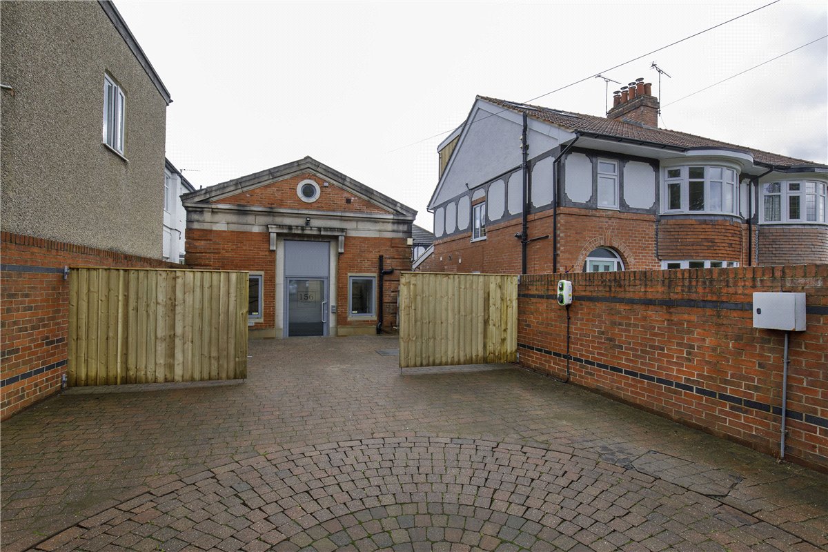 2 bedroom house, Hookstone Drive, Harrogate HG2 - Available