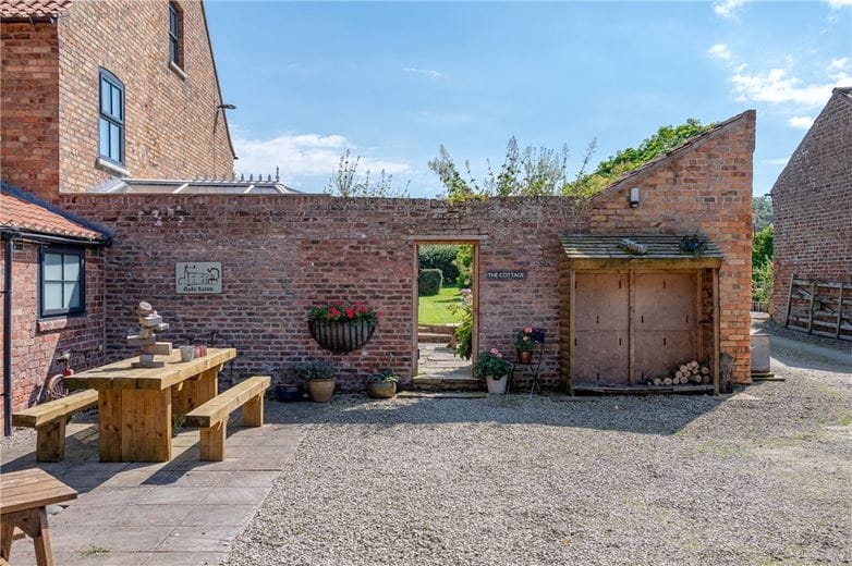 6 bedroom house, Bartindale Road, Hunmanby YO14 - Available