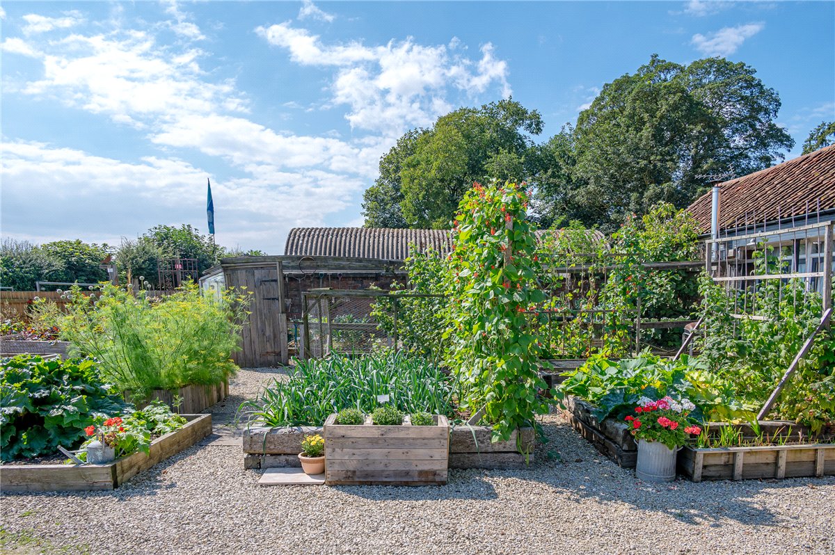 6 bedroom house, Bartindale Road, Hunmanby YO14 - Available