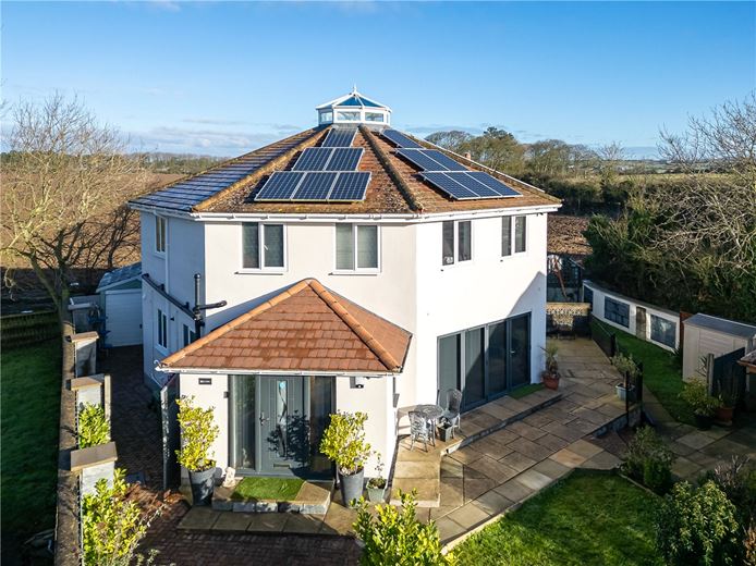 5 bedroom house, East Lea View, Cayton YO11 - Available