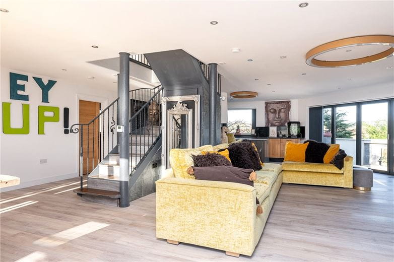 5 bedroom house, East Lea View, Cayton YO11 - Available