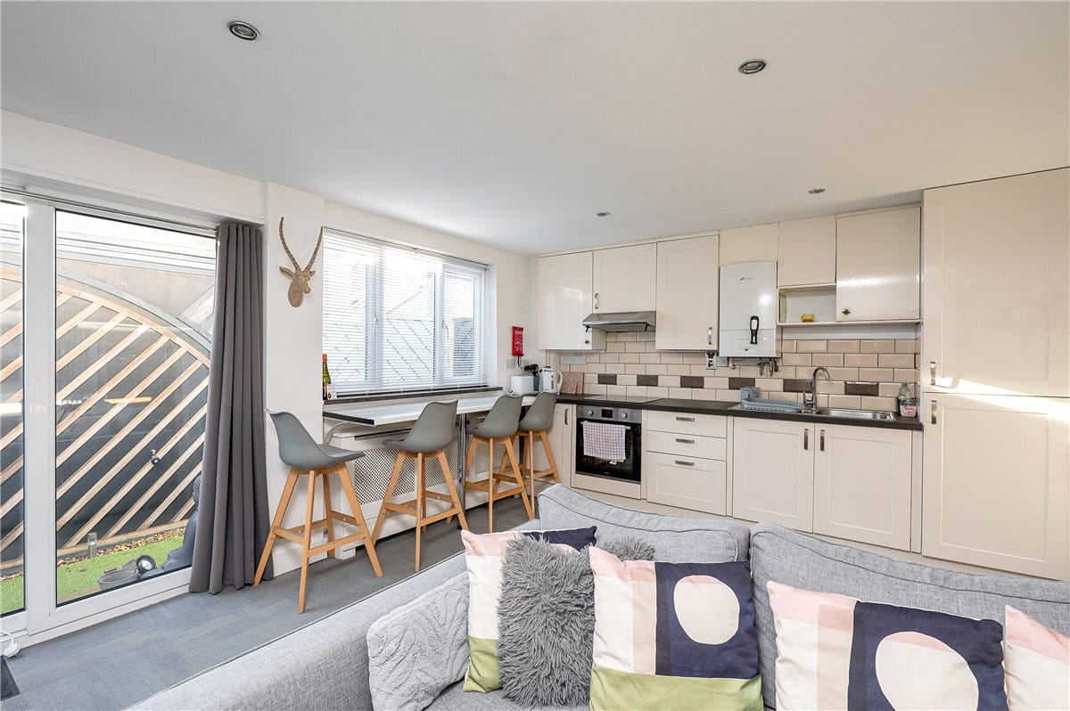 5 bedroom house, East Lea View, Cayton YO11 - Available