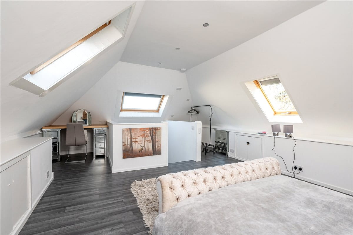 5 bedroom house, East Lea View, Cayton YO11 - Available