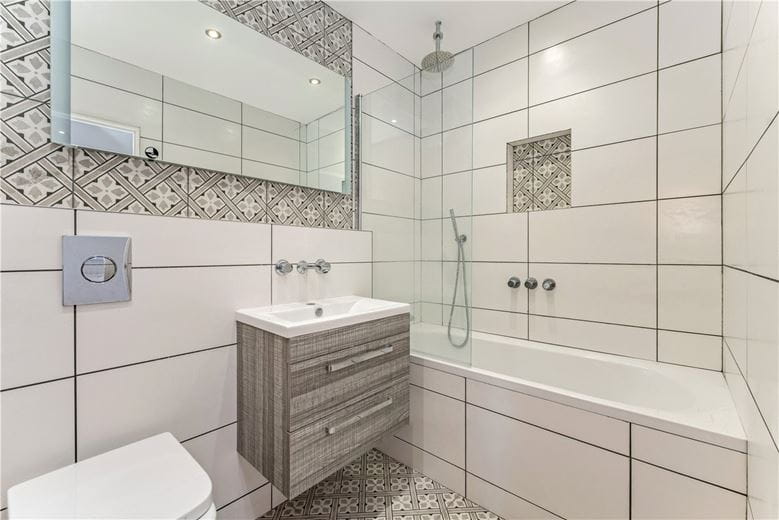 2 bedroom flat, Farne House, 12 Crewe Street NE68 - Available