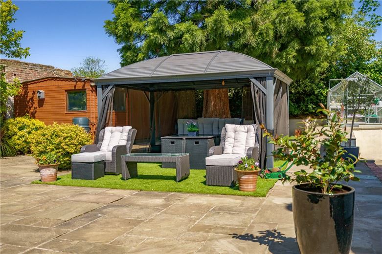 6 bedroom house, York House, Carleton Road WF8 - Available